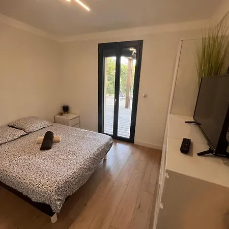 Piscine Privative, Clim, Wifi, Au Bout De La Rue, 5min A Pied, 6 Couchages, Bel Rdc