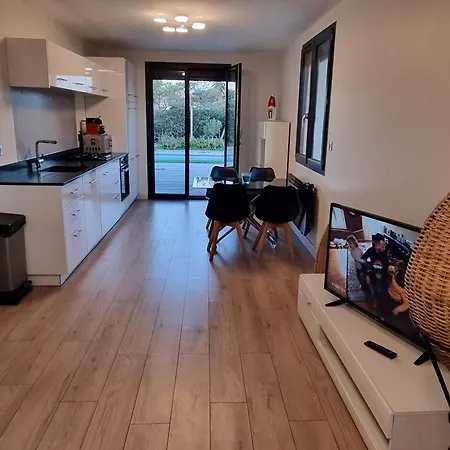 Piscine Privative, Clim, Wifi, Au Bout De La Rue, 5min A Pied, 6 Couchages, Bel Rdc